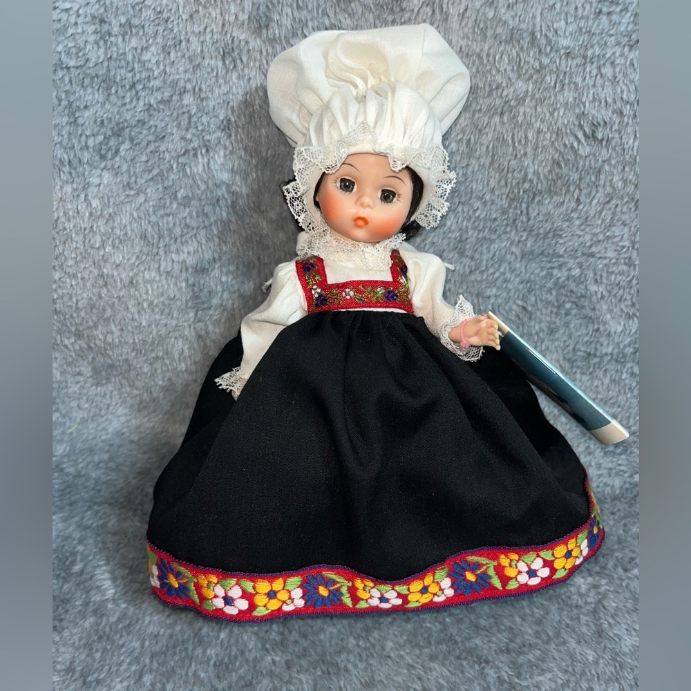 MADAME ALEXANDER INTERNATIONAL NORWAY DOLL 584